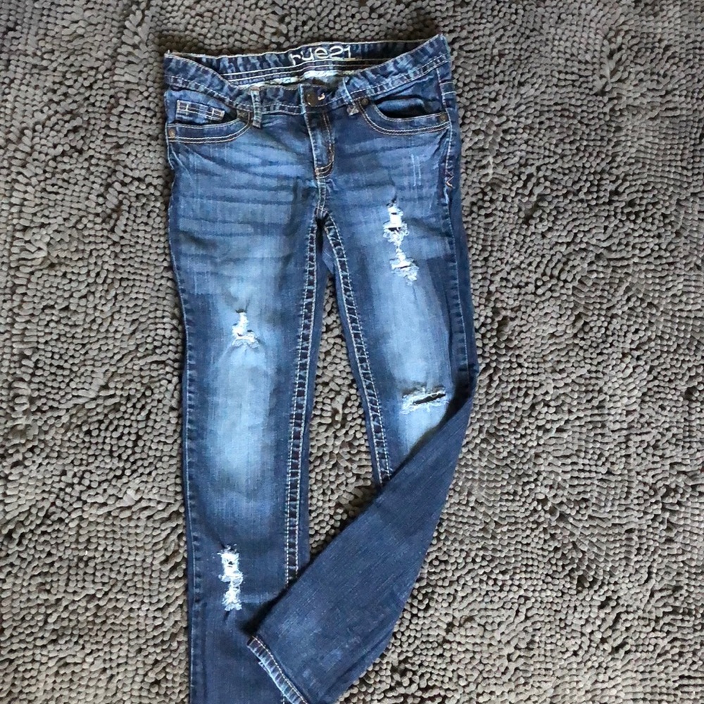 Distressed skinny jeans